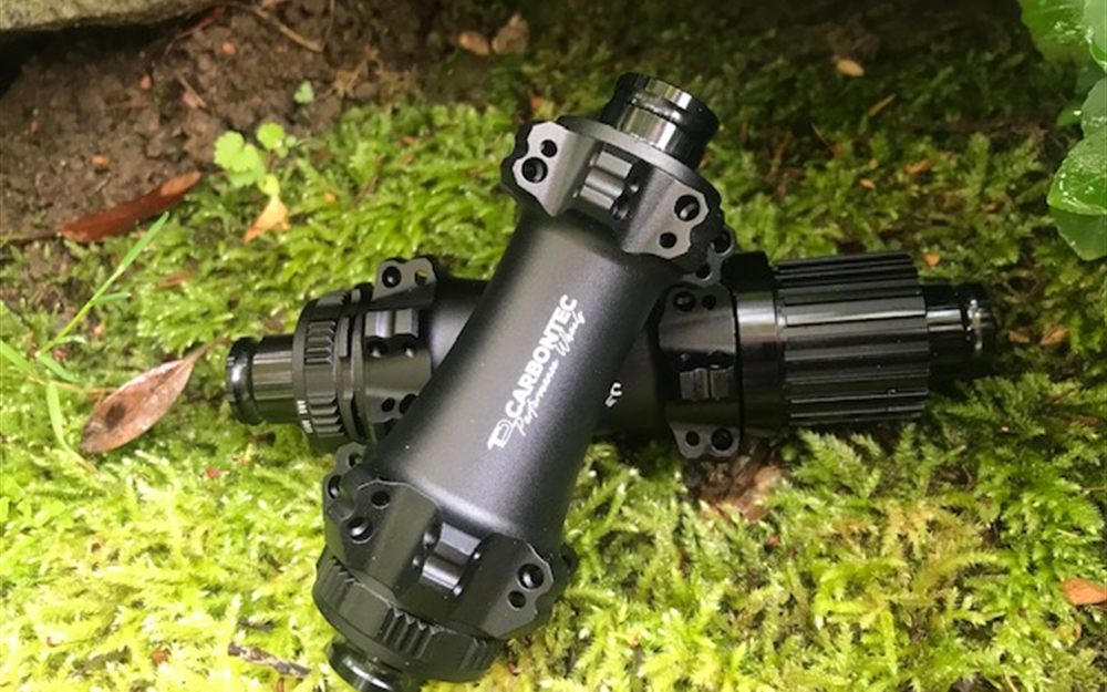 Vorder- und Hinterradnabe von TD Carbontec auf Waldboden