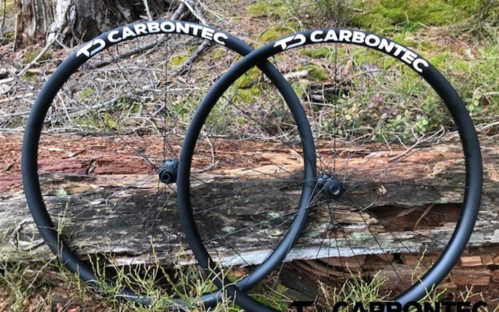 Mountainbike-Laufradsatz von TD Carbontec, aufgestellt an einem Baumstamm im Wald