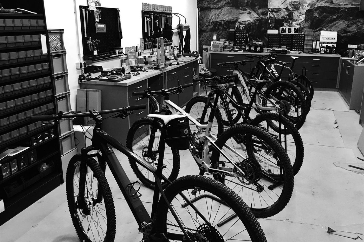 Die Werkstatt von TD Carbontec mit Werkbank, Werkzeugwand und mehreren Mountainbikes